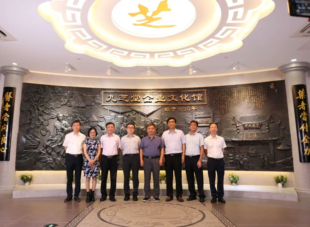 国家中医药管理局副局长闫树江莅临冰球突破880爆分视频健康大楼调研