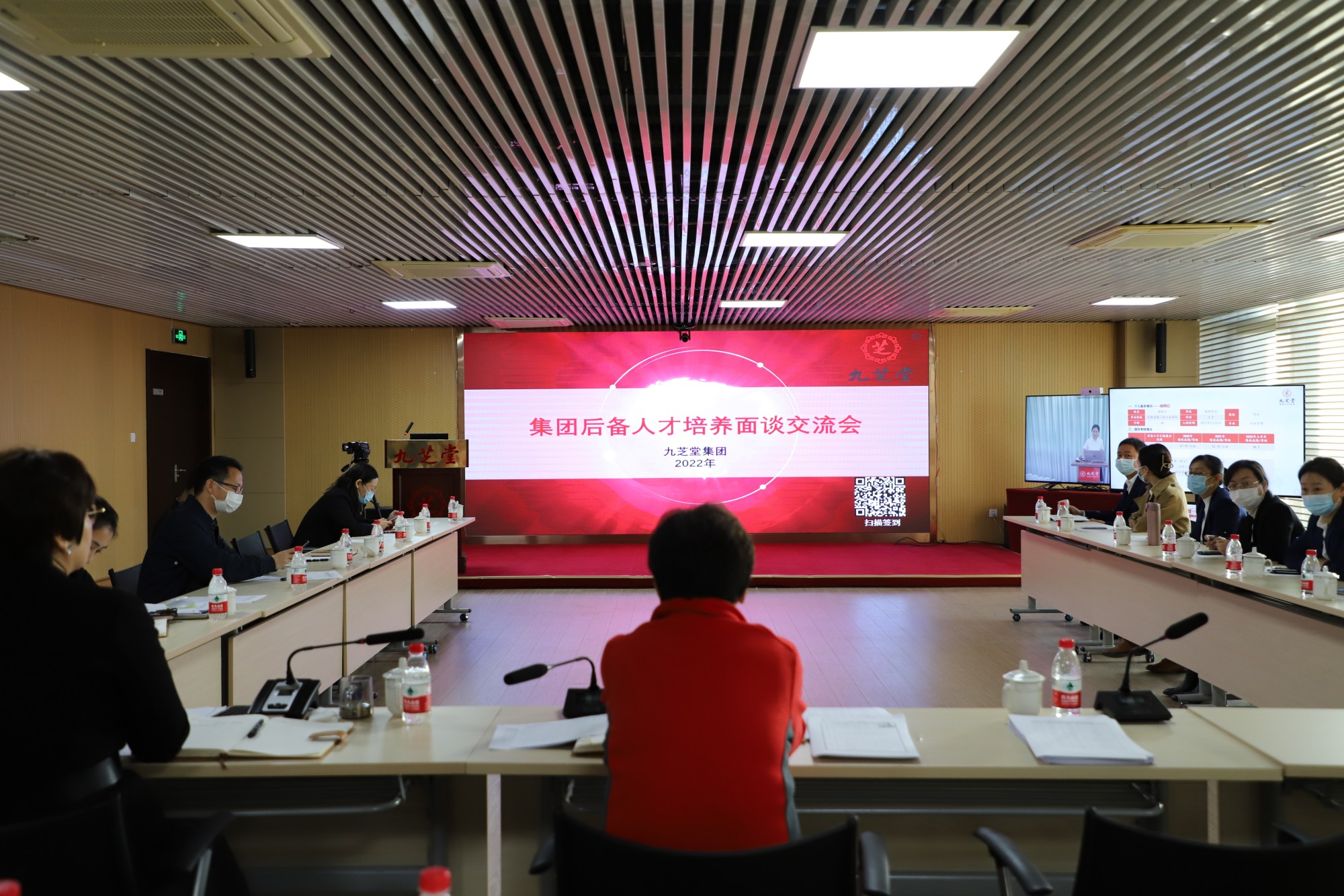 冰球突破880爆分视频集团召开集团总部后备人才培养面谈交流会议